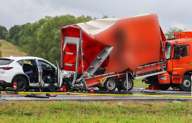 Das Auto stieß gegen den Anhänger, der dann auf den Lastwagen aufgeschoben wurde.<span class='image-autor'>S.Weber/Fuldamedia/dpa</span>