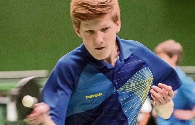 Sorgten für großen Jubel bei ihren jeweiligen Mannschaften: Michelle Bubser (oben) holte den entscheidenden Punkt zum Pokalsieg der Mädchen U 18 des TSV Großglattbach. Und Jona Großmann (unten) steuerte den entscheidenden Sieg zum 4:3-Finalerfolg der Jung