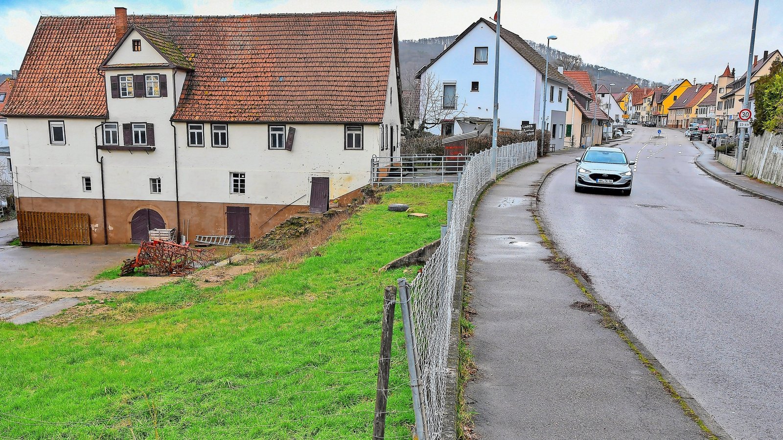 An der Freudentaler Straße in Hohenhaslach hätte ein Pflegestützpunkt entstehen sollen. Fast eineinhalb Jahre später gibt es nun einen möglichen neuen Standort, den es zu prüfen gilt. Foto: Kalb An der Freudentaler Straße in Hohenhaslach hätte ein Pflegestützpunkt entstehen sollen. Fast eineinhalb Jahre später gibt es nun einen möglichen neuen Standort, den es zu prüfen gilt. Foto: Kalb