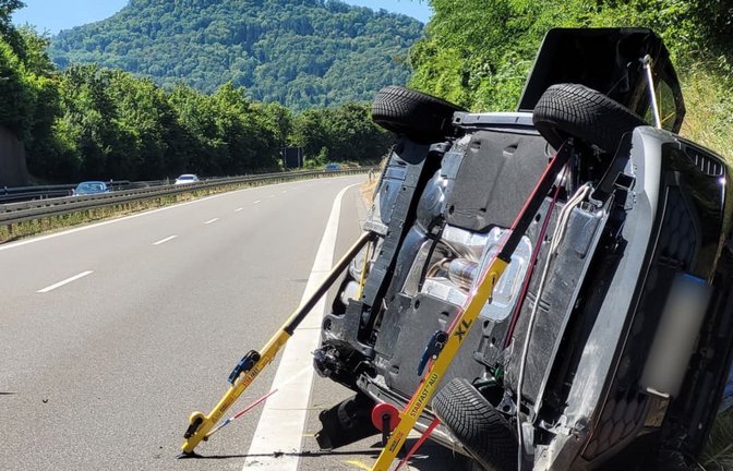 Der Unfallwagen des CDU-Bundestagsabgeordneten Thomas Bareiß auf der B 27 bei Hechingen. Am Sonntagvormittag war der Politiker mit einem anderen Fahrzeug kollidiert und schwer verletzt worden. Drei weitere Beteiligte mussten ebenfalls ins Krankenhaus gebracht werden.<span class='image-autor'>Ralf Biesinger/dpa</span>