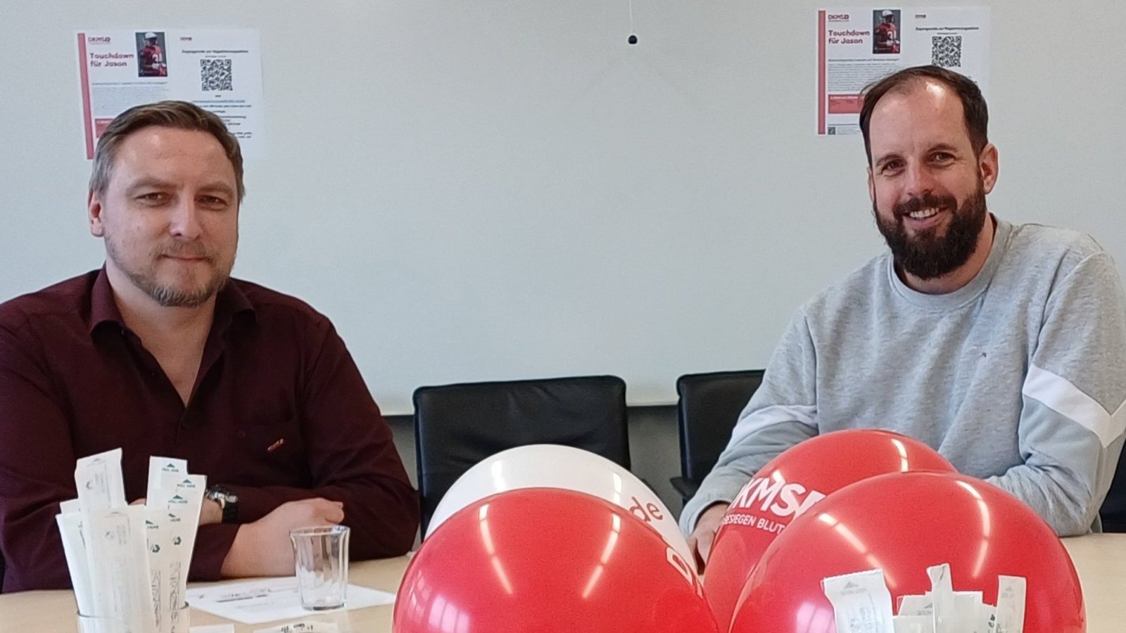 Initiator Yves Lorandt (rechts) und sein Mitstreiter Christoph Lazecky betreuen am Donnerstag die DKMS-Typisierungsaktion im Technischen Rathaus in Vaihingen. Foto: Rücker