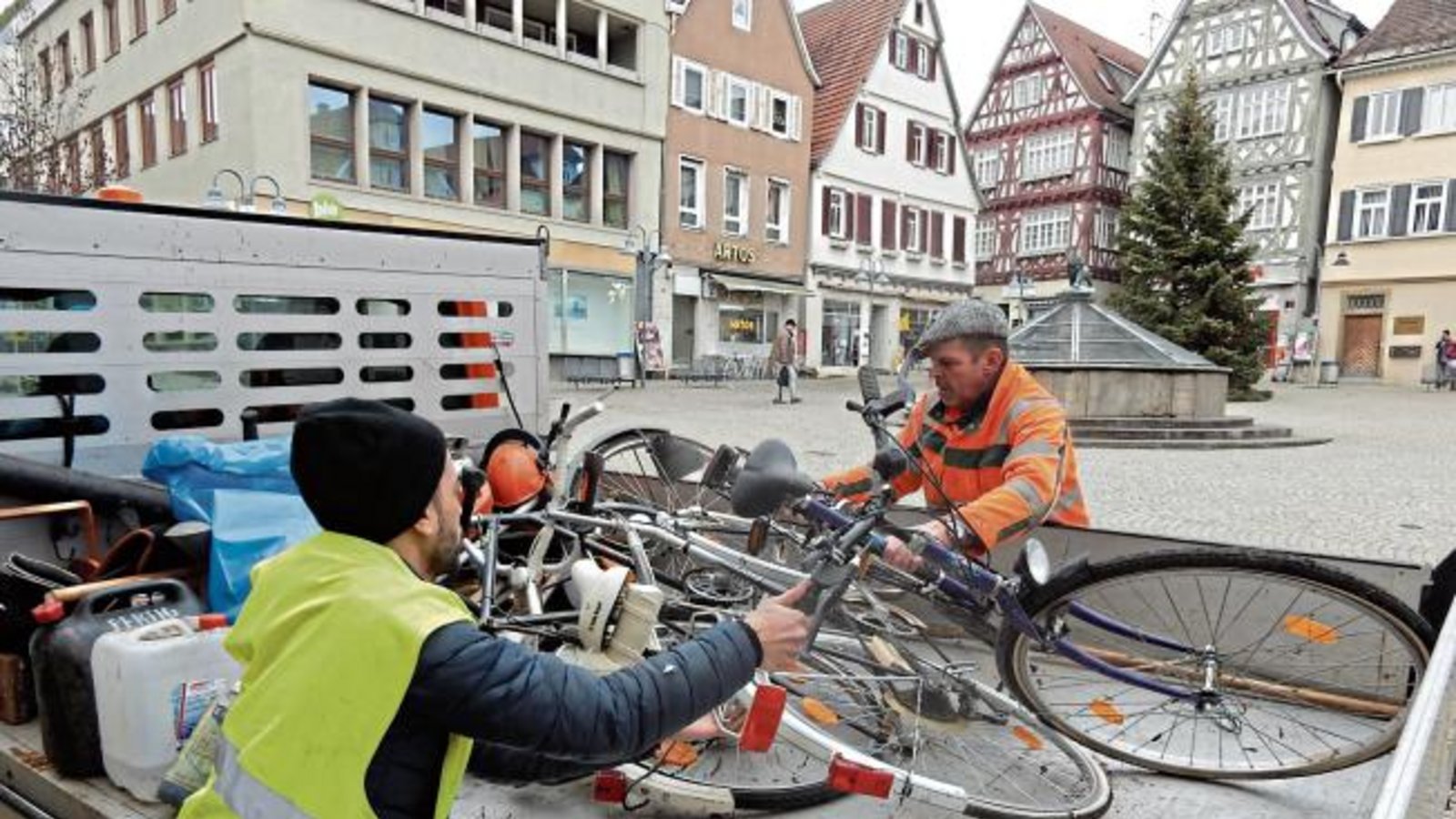 Fundsachen fürs Vaihinger Bürgeramt. Fünf Fahrräder wurden in dieser Woche von den Bauhofmitarbeitern im Rathaus angeliefert. Sie waren in einem Garten beim Egelsee-Sportplatz gehortet. Ob sich sie Besitzer noch melden? Foto: Arning Fundsachen fürs Vaihinger Bürgeramt. Fünf Fahrräder wurden in dieser Woche von den Bauhofmitarbeitern im Rathaus angeliefert. Sie waren in einem Garten beim Egelsee-Sportplatz gehortet. Ob sich sie Besitzer noch melden? Foto: Arning