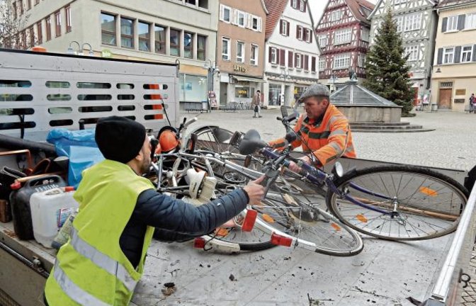 Fundsachen fürs Vaihinger Bürgeramt. Fünf Fahrräder wurden in dieser Woche von den Bauhofmitarbeitern im Rathaus angeliefert. Sie waren in einem Garten beim Egelsee-Sportplatz gehortet. Ob sich sie Besitzer noch melden?  Foto: Arning