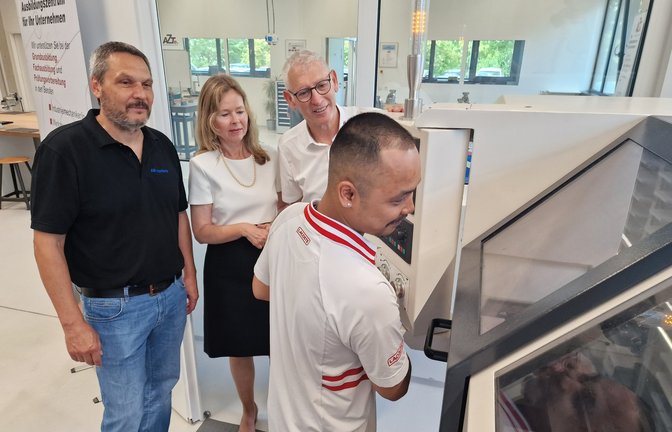 Daniel Kästner (rechts) kann Vorbild auch für andere sein. Er hat seine Berufsausbildung nachgeholt, zur Freude von Arbeitgeber Michael Tischhauser (von links), Martina Lehmann (Agentur für Arbeit) und Manuel Pérez Castillo (Leiter und Inhaber des Ausbildungszentrums).  <span class='image-autor'>Foto: Friedrich</span>