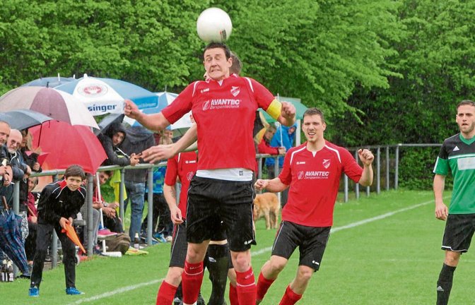 Horrheims neuer Trainer Sergej Hilgenberg hofft, dass sein Team um Kapitän Jan Maier (am Ball) nicht noch länger im Regen steht. Foto: Küppers
