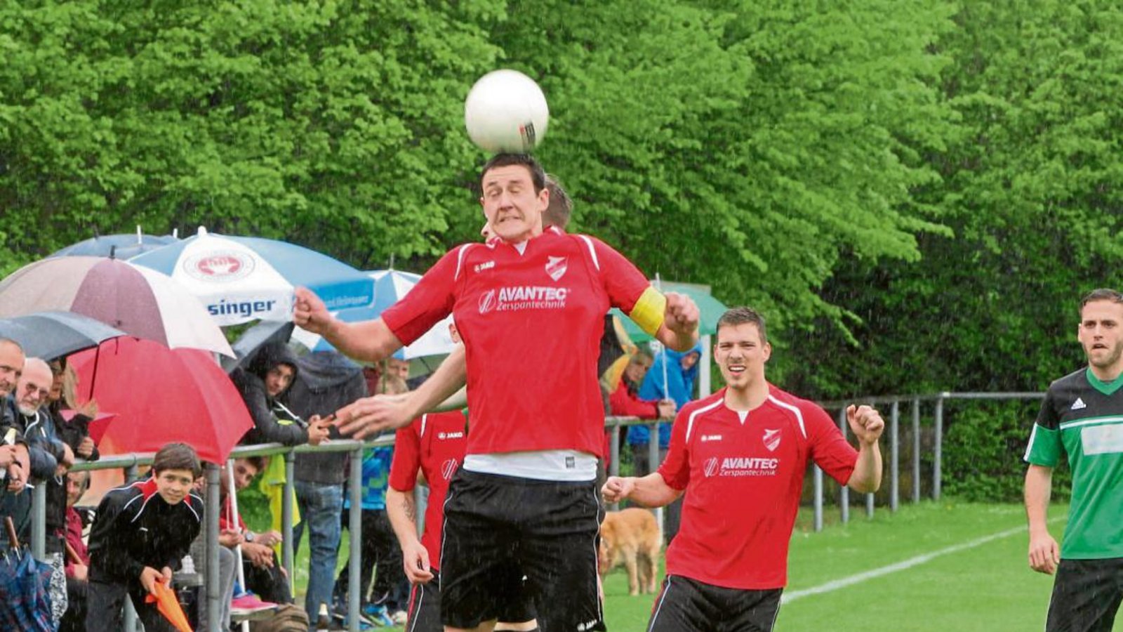 Horrheims neuer Trainer Sergej Hilgenberg hofft, dass sein Team um Kapitän Jan Maier (am Ball) nicht noch länger im Regen steht. Foto: Küppers Horrheims neuer Trainer Sergej Hilgenberg hofft, dass sein Team um Kapitän Jan Maier (am Ball) nicht noch länger im Regen steht. Foto: Küppers