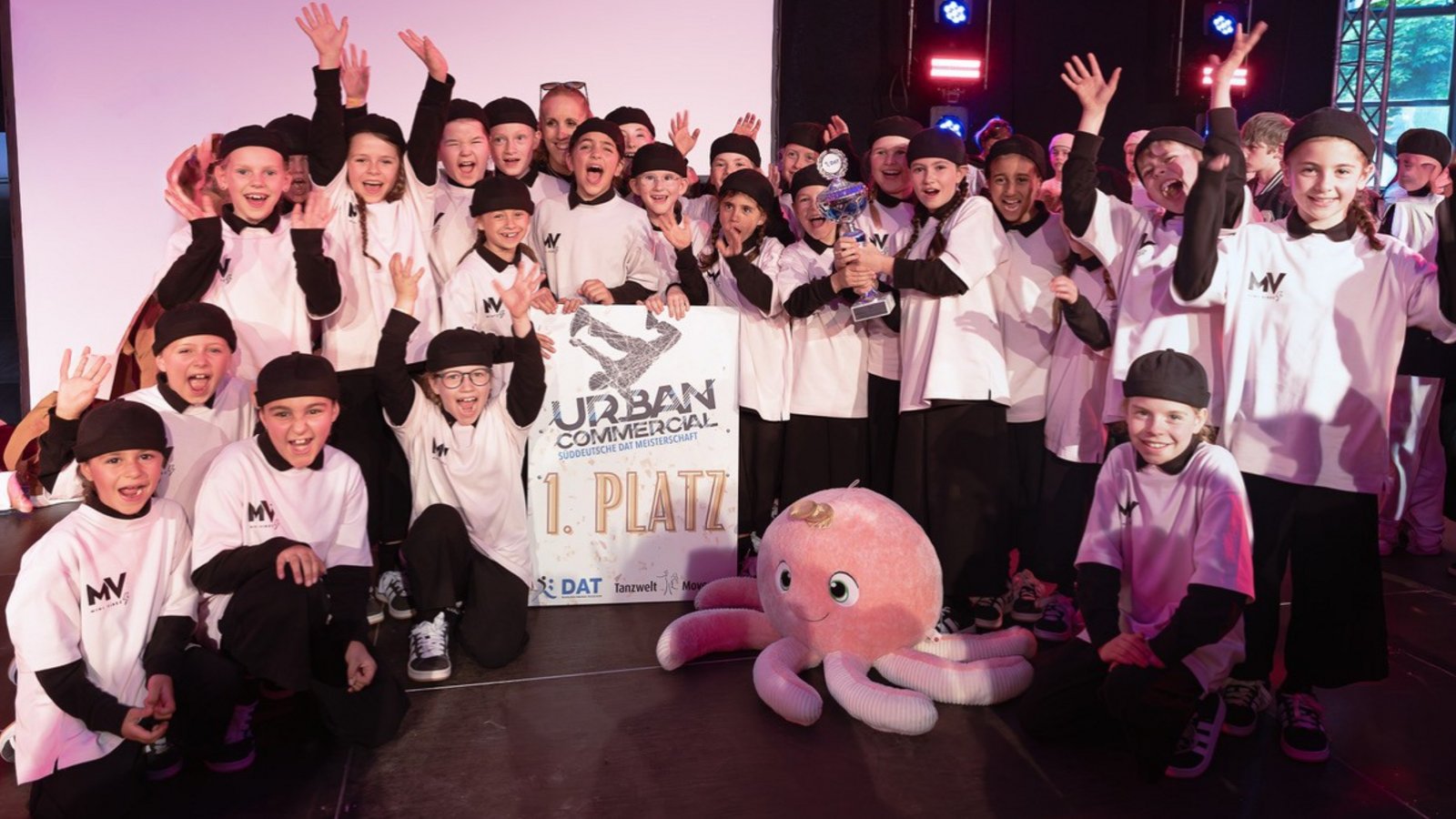 Großer Jubel herrscht bei den Mini Vibez über den ersten Platz. Foto: privat