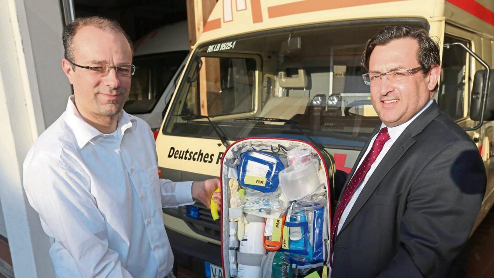 Tobias Mäule (links) und Klaus Reitze zeigen einen Notfallrucksack, mit dem die Helfer vor Ort des DRK künftig auch in Vaihingen und den Stadtteilen zu Notfallpatienten ausrücken sollen. Die aufwendige Ausstattung einschließlich Defibrillator (vorne) ermöglicht effektive Hilfe. Foto: Küppers Tobias Mäule (links) und Klaus Reitze zeigen einen Notfallrucksack, mit dem die Helfer vor Ort des DRK künftig auch in Vaihingen und den Stadtteilen zu Notfallpatienten ausrücken sollen. Die aufwendige Ausstattung einschließlich Defibrillator (vorne) ermöglicht effektive Hilfe. Foto: Küppers
