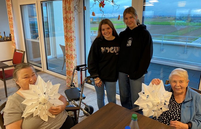 Lea Janitschek und Pauline Eckert (Mitte links/rechts) machen das Erzählcafé zu einem kreativen Ort für Senioren.  <span class='image-autor'>Foto: p</span>