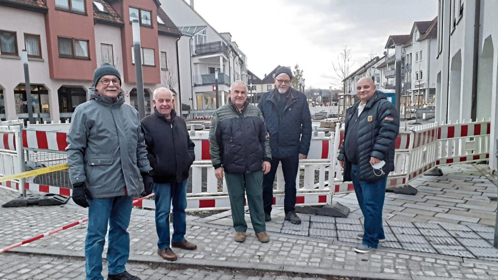 Bürgermeister Jürgen Scholz (rechts) unterhält sich mit Sersheimer Bürgern über die noch vor Weihnachten abgeschlossenen Baumaßnahmen am Markt.  Fotos: Glemser