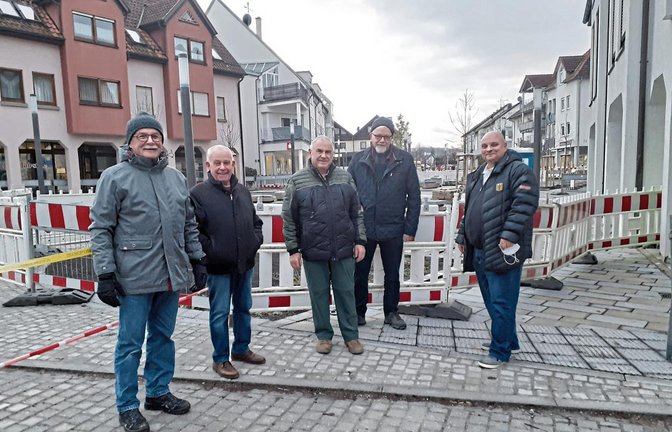 Bürgermeister Jürgen Scholz (rechts) unterhält sich mit Sersheimer Bürgern über die noch vor Weihnachten abgeschlossenen Baumaßnahmen am Markt.  Fotos: Glemser