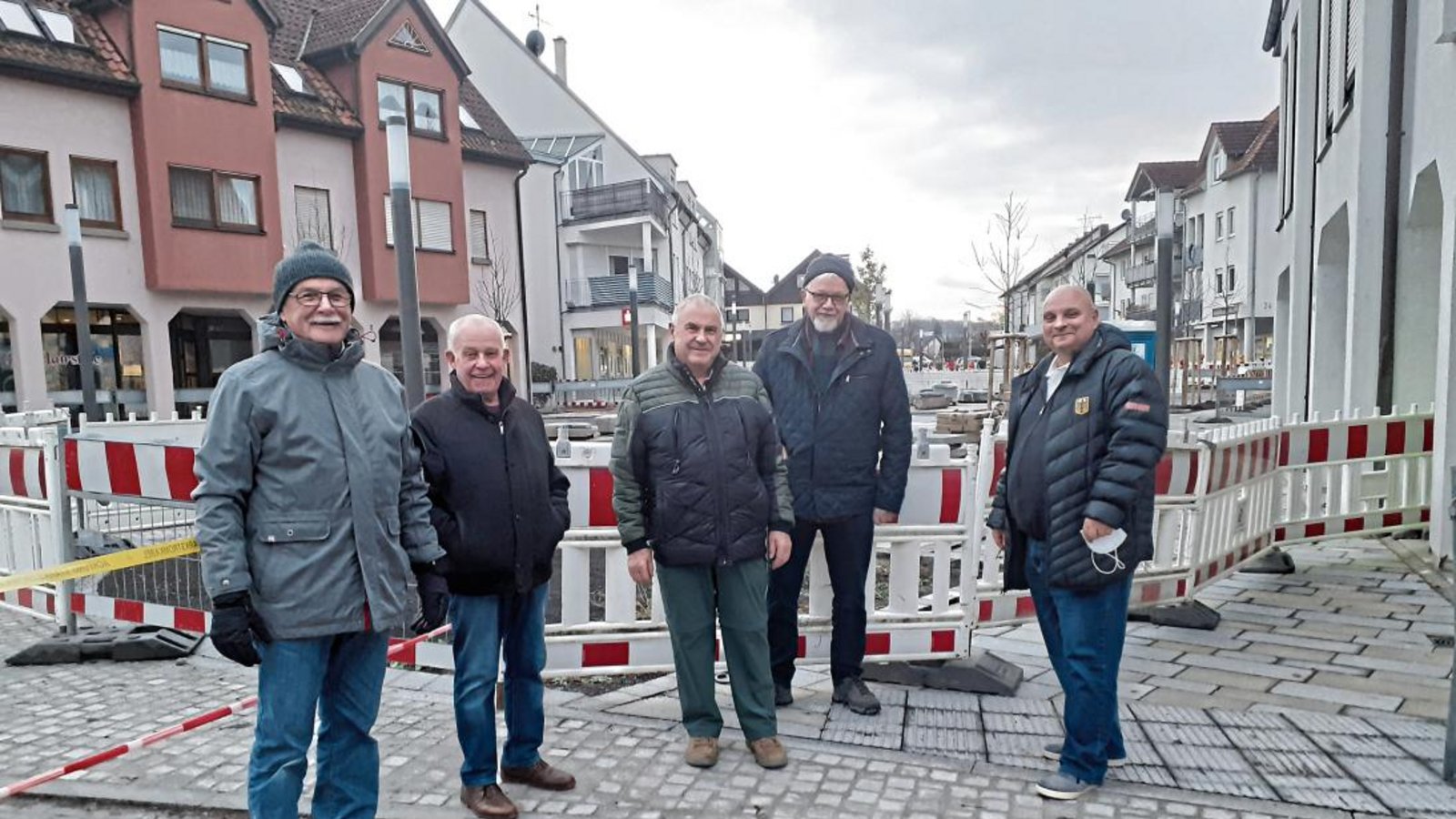 Bürgermeister Jürgen Scholz (rechts) unterhält sich mit Sersheimer Bürgern über die noch vor Weihnachten abgeschlossenen Baumaßnahmen am Markt. Fotos: Glemser Bürgermeister Jürgen Scholz (rechts) unterhält sich mit Sersheimer Bürgern über die noch vor Weihnachten abgeschlossenen Baumaßnahmen am Markt. Fotos: Glemser