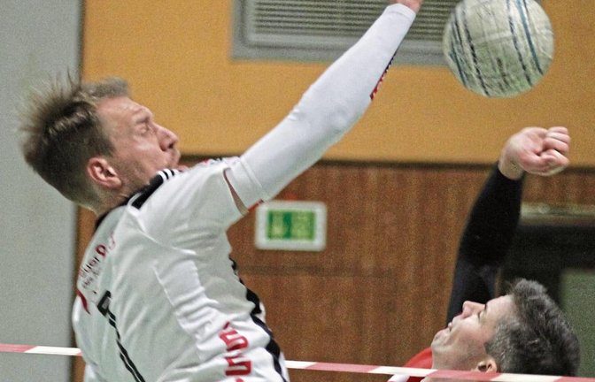An der Leine hatte Sven Muckle (links) gegen Vaihingens Hauptangreifer und Spielertrainer Kolja Meyer in der Regel einen Vorteil. Schusszuspiele verwandelte der Offenburger Schlagmann nahezu zu 100 Prozent. Foto: Nachreiner