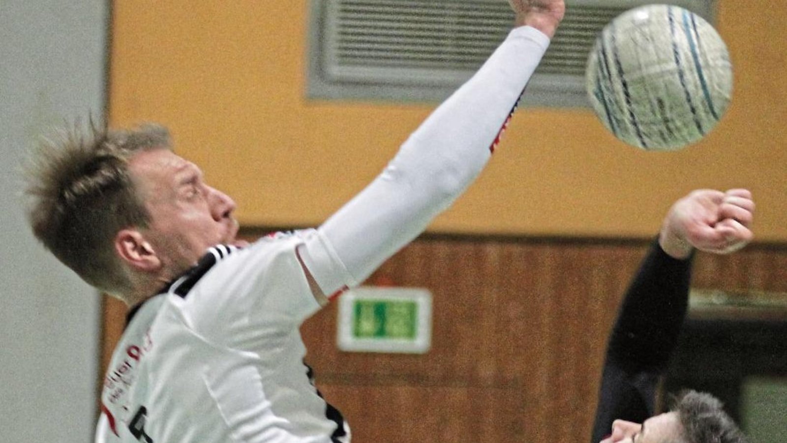 An der Leine hatte Sven Muckle (links) gegen Vaihingens Hauptangreifer und Spielertrainer Kolja Meyer in der Regel einen Vorteil. Schusszuspiele verwandelte der Offenburger Schlagmann nahezu zu 100 Prozent. Foto: Nachreiner
