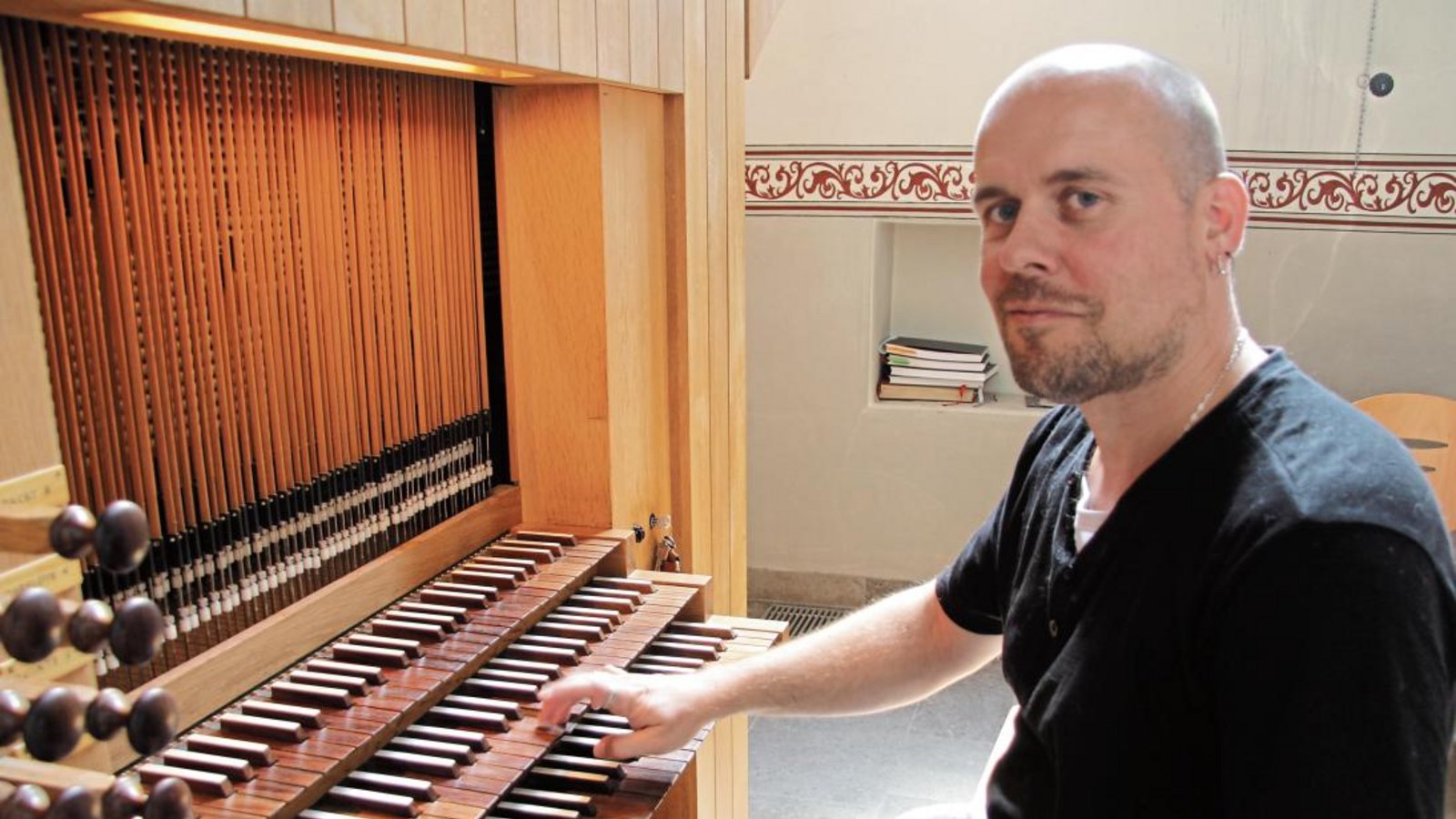 Völliges Neuland betrat VKZ-Redakteur und Musik-Laie Michael Banholzer beim Orgelspiel in der Roßwager Kirche.  Foto: Huttenlocher