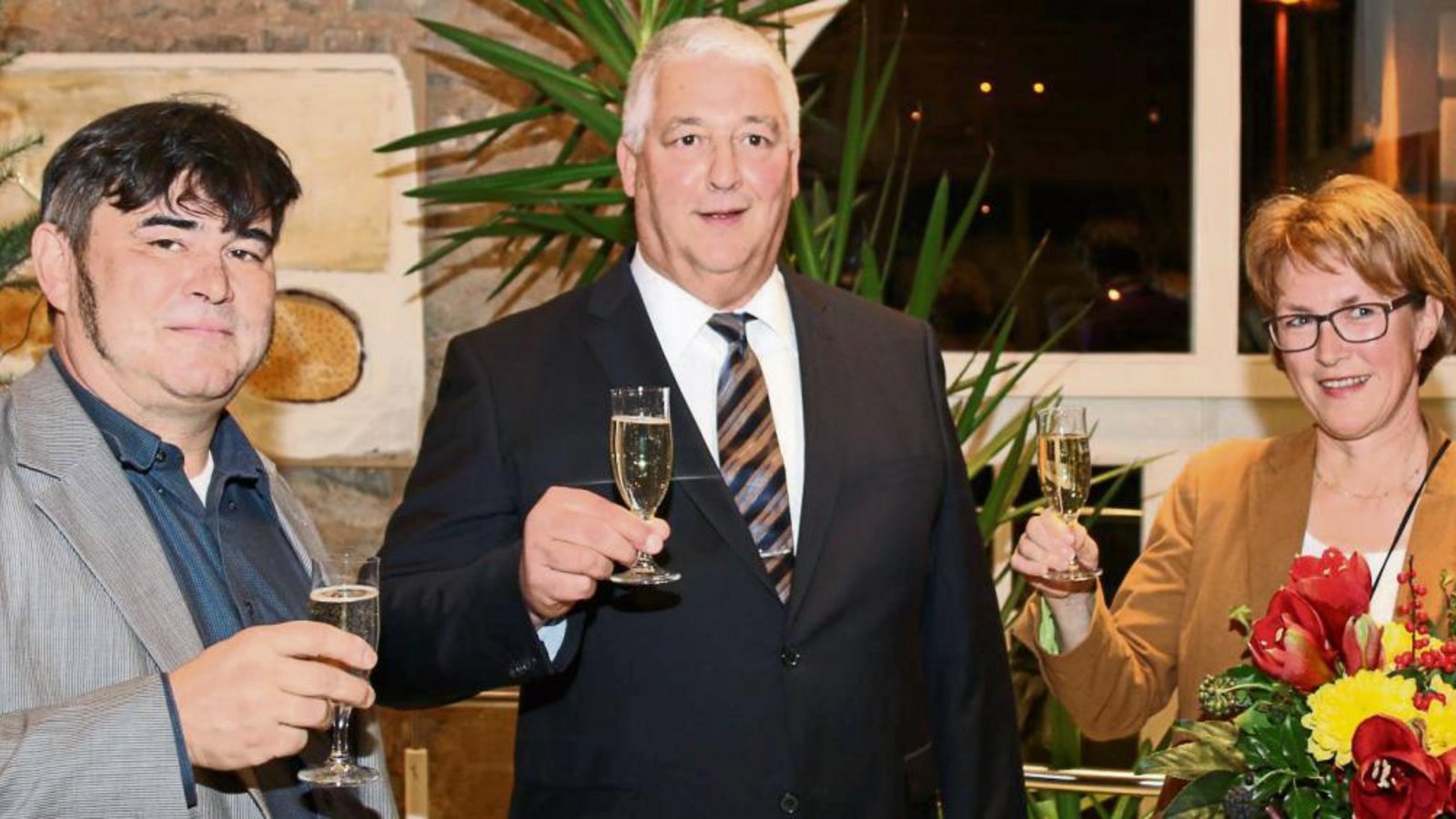 Der ehrenamtliche Stellvertreter Bernd Hasenmaier (links) und Ehefrau Martina gratulieren Peter Schäfer zur Wahl. Foto: Bögel Der ehrenamtliche Stellvertreter Bernd Hasenmaier (links) und Ehefrau Martina gratulieren Peter Schäfer zur Wahl. Foto: Bögel