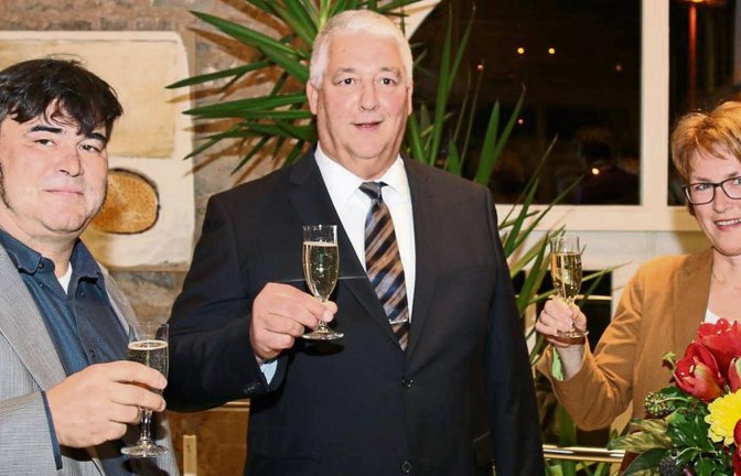 Der ehrenamtliche Stellvertreter Bernd Hasenmaier (links) und Ehefrau Martina gratulieren Peter Schäfer zur Wahl. Foto: Bögel