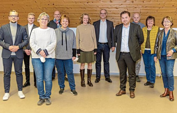 Wahlen bei der FDP; von links Rick Kirstein, Tim Meyle, Sibylle Gutjahr, Rainer Kienzle, Ulrike Laes, Sabine Spichtinger, Jörg Schabernack, Kevin Metzger, Gerhard und Elisabeth Kachler, Dagmar Holzberg. Foto: p