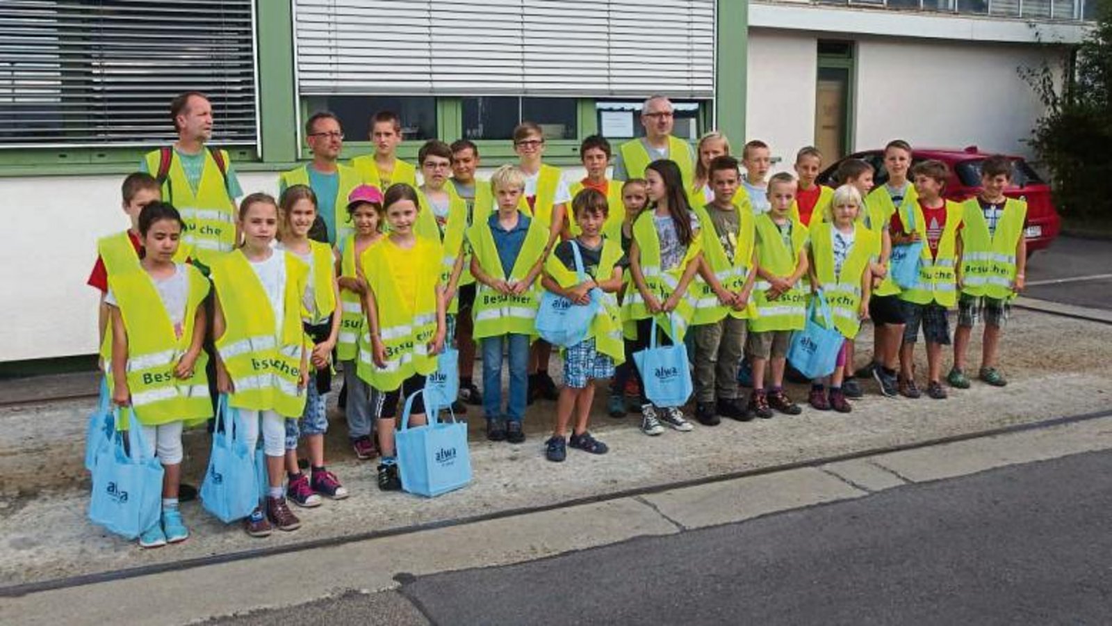 Zum Schluss wogen sich die Teilnehmer zusammen auf der großen Lastwagenwaage.  Foto: p
