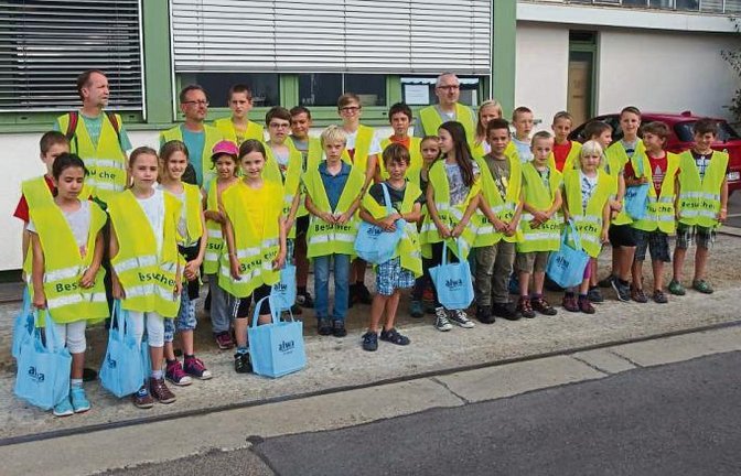 Zum Schluss wogen sich die Teilnehmer zusammen auf der großen Lastwagenwaage.  Foto: p