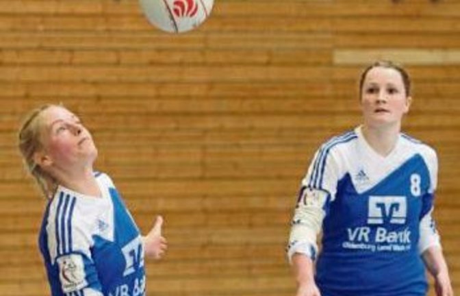 Ahlhorner Erfolgsduo: Janna Köhrmann (links) spielt Julia Weber den Ball zu. Foto: DFBL/Stöldt