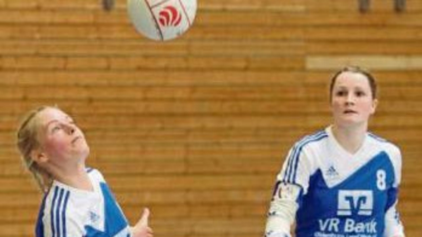 Ahlhorner Erfolgsduo: Janna Köhrmann (links) spielt Julia Weber den Ball zu. Foto: DFBL/Stöldt Ahlhorner Erfolgsduo: Janna Köhrmann (links) spielt Julia Weber den Ball zu. Foto: DFBL/Stöldt