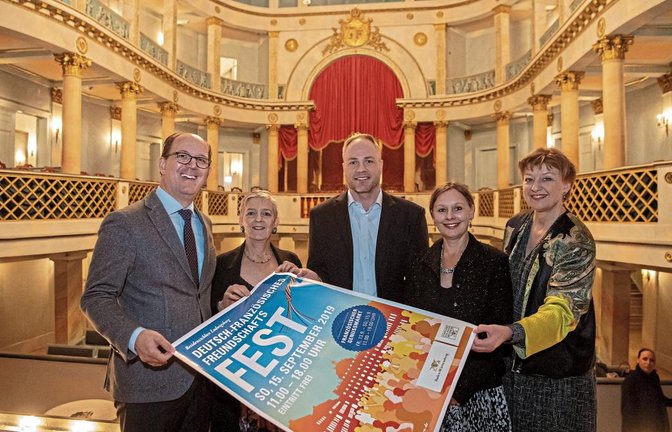 Frank Krawczyk von den Staatlichen Schlössern und Gärten Baden-Württemberg (links) und Stephan Hurst (Mitte), der Leiter der Schlossverwaltung Ludwigsburg, freut sich mit den Schauspielerinnen von „Dein Theater“ auf das Deutsch-Französische Freundschaftsfest.  Foto: Kalb