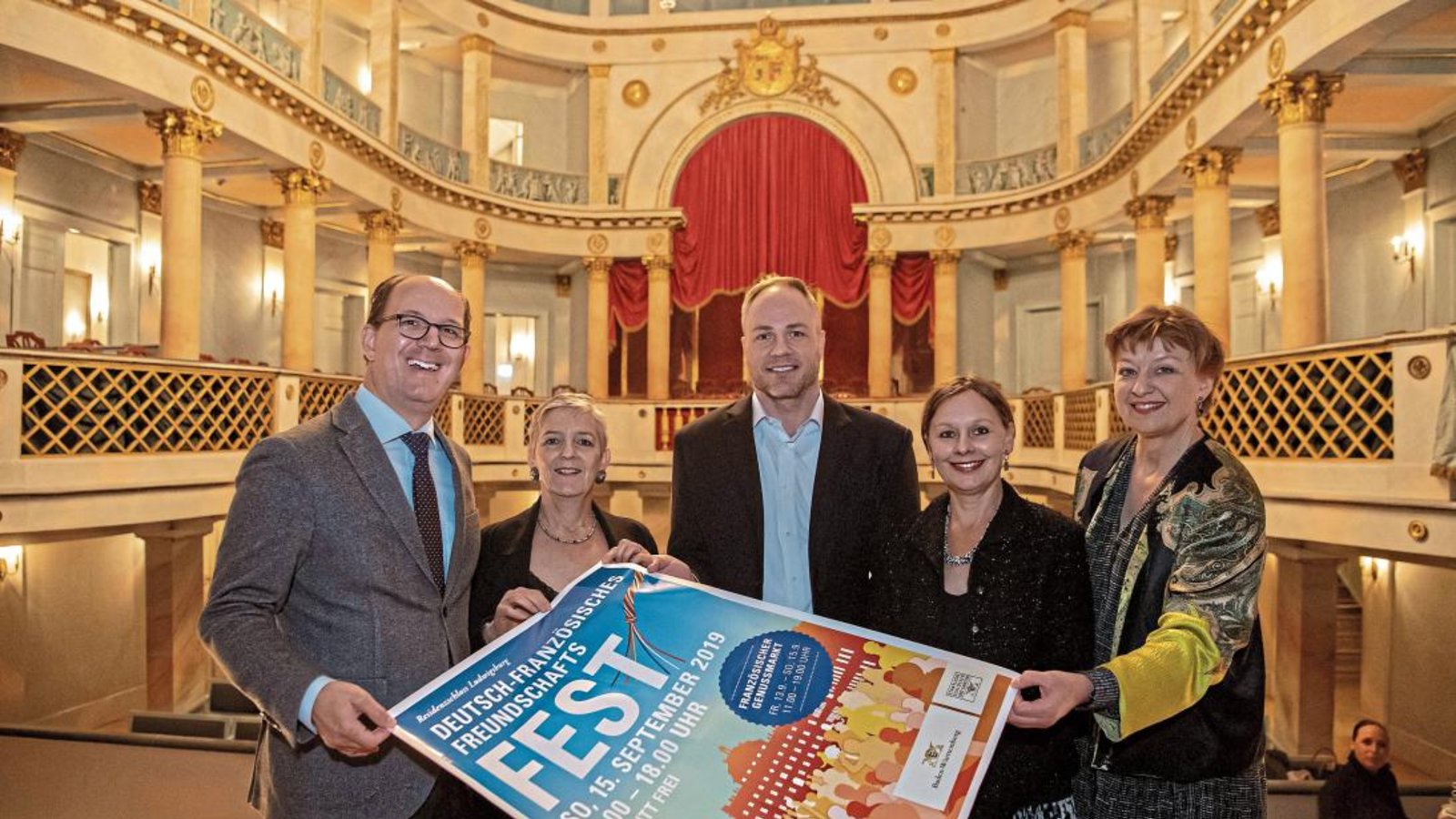 Frank Krawczyk von den Staatlichen Schlössern und Gärten Baden-Württemberg (links) und Stephan Hurst (Mitte), der Leiter der Schlossverwaltung Ludwigsburg, freut sich mit den Schauspielerinnen von „Dein Theater“ auf das Deutsch-Französische Freundschaftsfest. Foto: Kalb Frank Krawczyk von den Staatlichen Schlössern und Gärten Baden-Württemberg (links) und Stephan Hurst (Mitte), der Leiter der Schlossverwaltung Ludwigsburg, freut sich mit den Schauspielerinnen von „Dein Theater“ auf das Deutsch-Französische Freundschaftsfest. Foto: Kalb