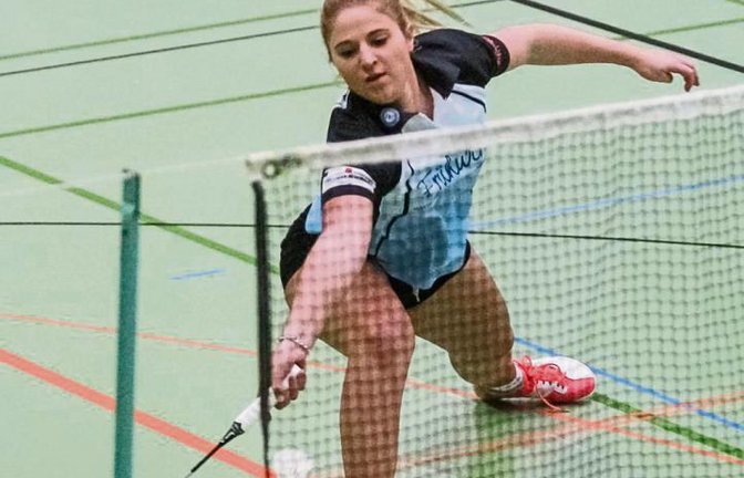 Valentina Skrbin gibt im Einzel einen Punkt an Aline Lindner ab. Foto: Simecek