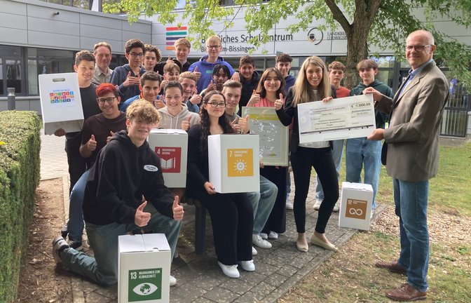 Schulleiter Stefan Ranzinger überreicht den Scheck an Klassenlehrerin Lena Ambrus.  <span class='image-autor'>Foto: p</span>