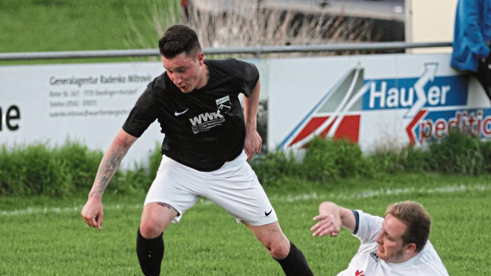 Bönnigheims Sven Weber kommt zu spät. Riets Sandro Aprigliano (links) hat sich den Ball schon vorbeigelegt. Foto: Nachreiner Bönnigheims Sven Weber kommt zu spät. Riets Sandro Aprigliano (links) hat sich den Ball schon vorbeigelegt. Foto: Nachreiner