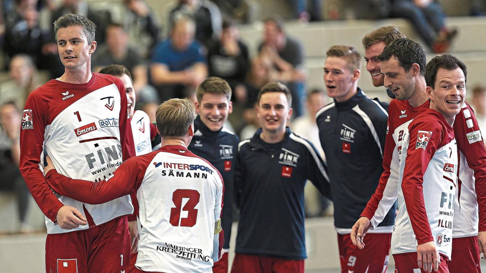 Typisches Bild für den TV Vaihingen: Bei der Hallen-DM in Mannheim spielte in erster Linie die alte Garde, während der Nachwuchs in Trainingsjacken zuschaute. Von links: Kolja Meyer, Tobias Rommel, Daniel Wörsinger, Jakob Kilpper, Jacob Jungclaussen, Jakob Mahn, Tobias Knodel, Michael Krauß und Marco Lochmahr. Foto: Küppers