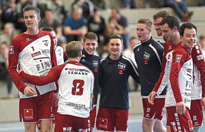 Typisches Bild für den TV Vaihingen: Bei der Hallen-DM in Mannheim spielte in erster Linie die alte Garde, während der Nachwuchs in Trainingsjacken zuschaute. Von links: Kolja Meyer, Tobias Rommel, Daniel Wörsinger, Jakob Kilpper, Jacob Jungclaussen, Jakob Mahn, Tobias Knodel, Michael Krauß und Marco Lochmahr. Foto: Küppers