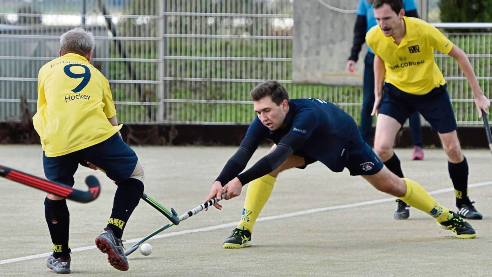 Felix Humbeck (Mitte) streckt sich fast vergeblich. Am Ende holte die SG Vaihingen/Ludwigsburg gegen den Karlsruher TV II nur ein 3:3 (1:1)-Unentschieden. Foto: Leitner Felix Humbeck (Mitte) streckt sich fast vergeblich. Am Ende holte die SG Vaihingen/Ludwigsburg gegen den Karlsruher TV II nur ein 3:3 (1:1)-Unentschieden. Foto: Leitner
