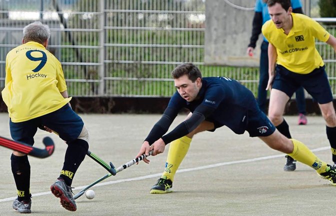 Felix Humbeck (Mitte) streckt sich fast vergeblich. Am Ende holte die SG Vaihingen/Ludwigsburg gegen den Karlsruher TV II nur ein 3:3 (1:1)-Unentschieden. Foto: Leitner