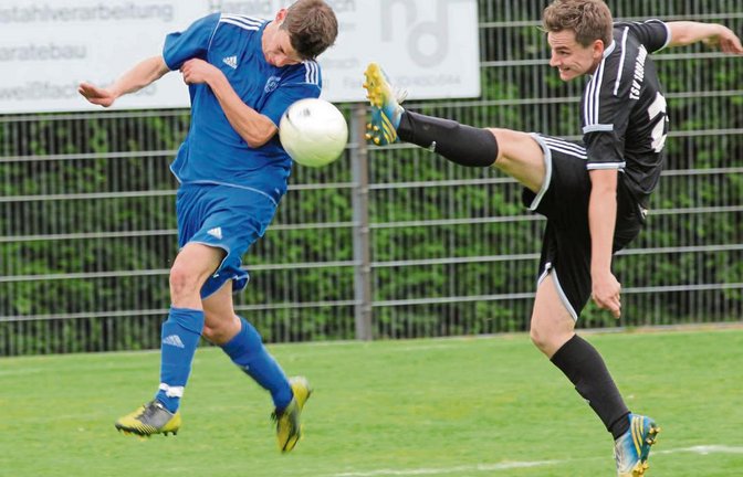 Tim Scheuermann (links) sorgte durch seine Schnelligkeit immer wieder für Gefahr vor dem Benninger Tor. Foto: Nachreiner