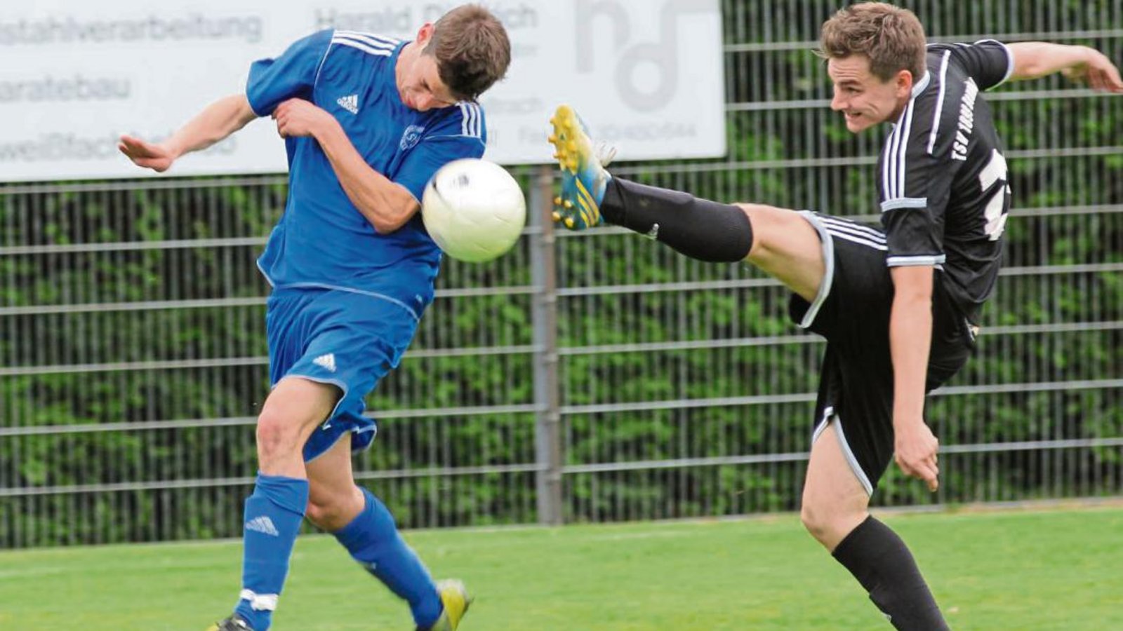 Tim Scheuermann (links) sorgte durch seine Schnelligkeit immer wieder für Gefahr vor dem Benninger Tor. Foto: Nachreiner Tim Scheuermann (links) sorgte durch seine Schnelligkeit immer wieder für Gefahr vor dem Benninger Tor. Foto: Nachreiner