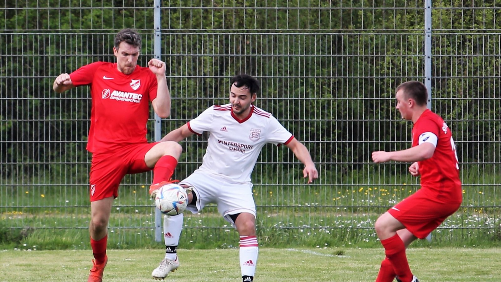 In der zweiten Halbzeit kamen die in Weiß spielenden Großglattbacher öfter vors Gästetor, drehten das Spiel aber nicht mehr. Foto: Küppers In der zweiten Halbzeit kamen die in Weiß spielenden Großglattbacher öfter vors Gästetor, drehten das Spiel aber nicht mehr. Foto: Küppers