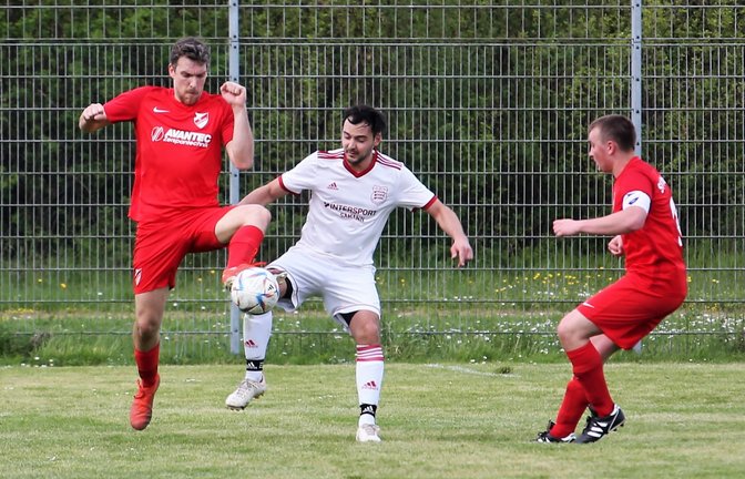 In der zweiten Halbzeit kamen die in Weiß spielenden Großglattbacher öfter vors Gästetor, drehten das Spiel aber nicht mehr. <span class='image-autor'>Foto: Küppers</span>