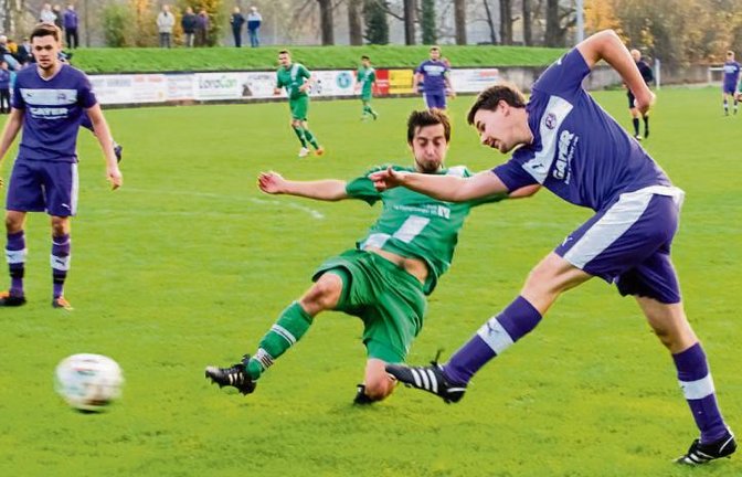 Steffen Mäule (FV Roßwag) zieht vor dem Markgröninger Toni Pipplies ab. Im Spiel gegen Häfnerhaslach wollen die Roßwager dem Tabellenführer am Sonntag ein Bein stellen. Foto: Simecek