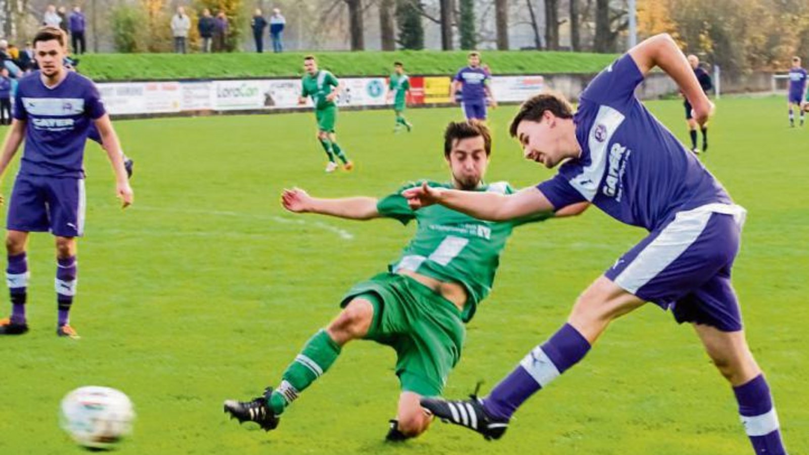 Steffen Mäule (FV Roßwag) zieht vor dem Markgröninger Toni Pipplies ab. Im Spiel gegen Häfnerhaslach wollen die Roßwager dem Tabellenführer am Sonntag ein Bein stellen. Foto: Simecek Steffen Mäule (FV Roßwag) zieht vor dem Markgröninger Toni Pipplies ab. Im Spiel gegen Häfnerhaslach wollen die Roßwager dem Tabellenführer am Sonntag ein Bein stellen. Foto: Simecek