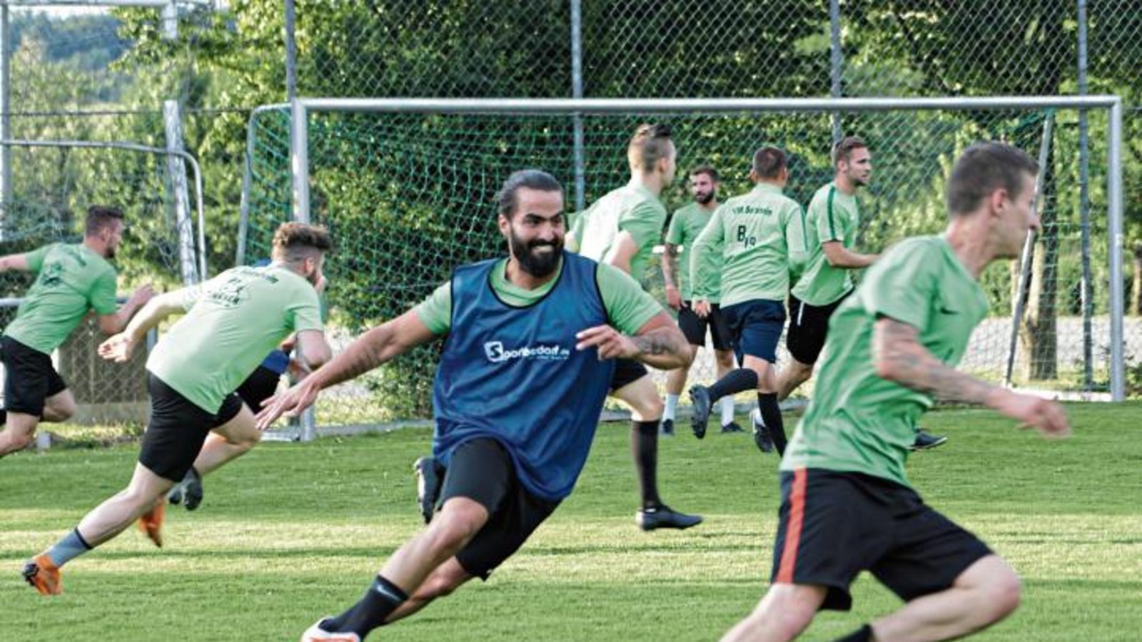 Beim VfR Sersheim ist das Training gestern mit rasanten Spielchen losgegangen. Davor hatte Übungsleiter Francesco Antonaci das Team auf die neue Saison eingeschworen. Foto: Nachreiner Beim VfR Sersheim ist das Training gestern mit rasanten Spielchen losgegangen. Davor hatte Übungsleiter Francesco Antonaci das Team auf die neue Saison eingeschworen. Foto: Nachreiner