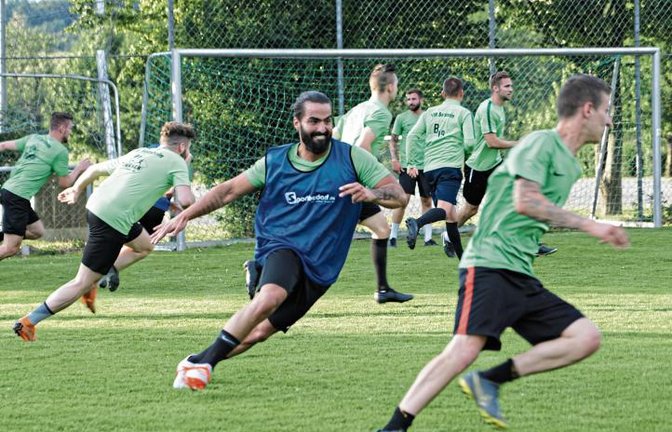 Beim VfR Sersheim ist das Training gestern mit rasanten Spielchen losgegangen. Davor hatte Übungsleiter Francesco Antonaci das Team auf die neue Saison eingeschworen. Foto: Nachreiner