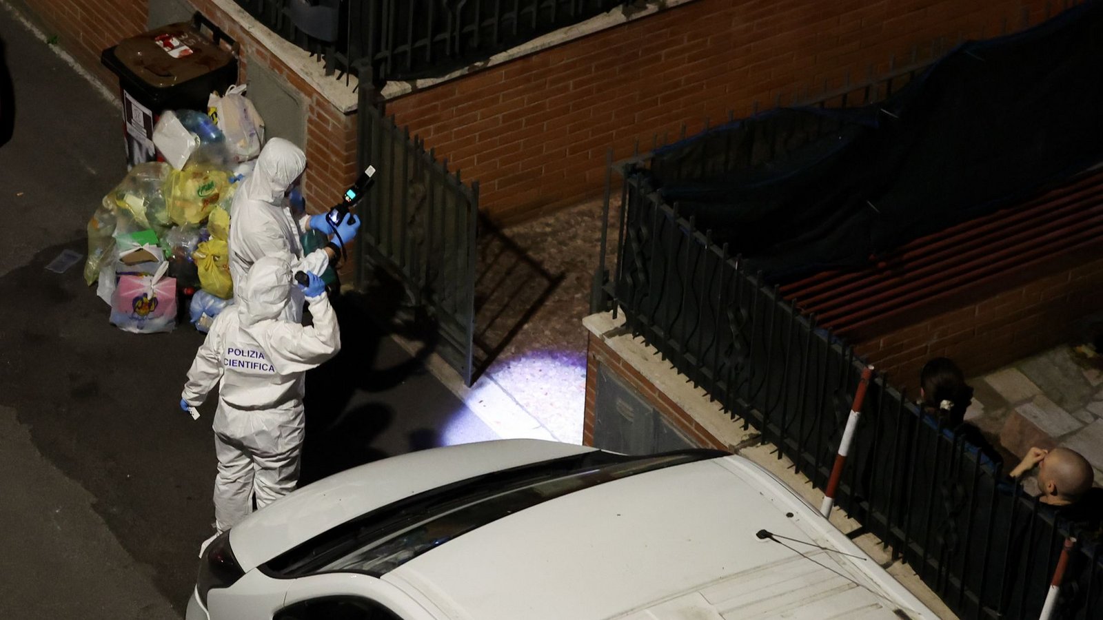 Die italienische Polizei leitete eine Großfahndung nach einem Mann, der verdächtigt wird, ein ihm bekanntes Ehepaar und deren kleine Tochter in Rom umgebracht zu haben.Foto: Francesco Benvenuti/LaPresse via ZUMA Press/dpa