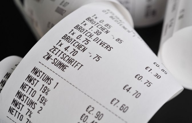 Kassenzettel gehören in den Restmüll. Hier erfahren Sie, warum Kassenbons nicht im Altpapier entsorgt werden sollten.<span class='image-autor'>Foto: Nitpicker / Shutterstock.com</span>