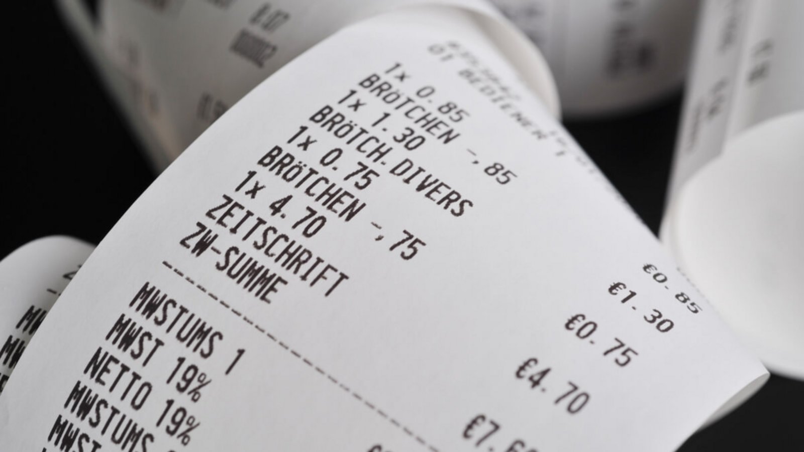 Kassenzettel gehören in den Restmüll. Hier erfahren Sie, warum Kassenbons nicht im Altpapier entsorgt werden sollten.Foto: Nitpicker / Shutterstock.com