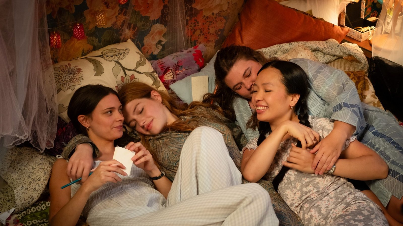 Ruby (Harriet Herbig-Matten), Lydia (Sonja Weißner), Lin (Andrea Guo), Ember (Runa Greiner).Foto: „Maxton Hall“ (Staffel 2): Um wie viel Uhr erscheinen die Folgen?