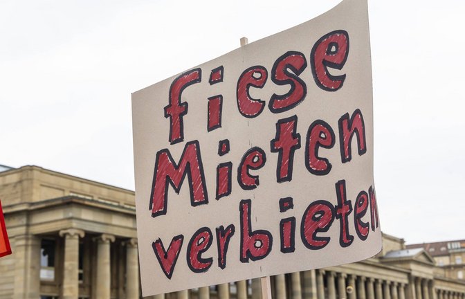 Ein Plakat bei einer Demonstration für bezahlbaren Wohnraum in Stuttgart. (Archivbild)<span class='image-autor'>Foto: imago images / Arnulf Hettrich/Arnulf Hettrich</span>