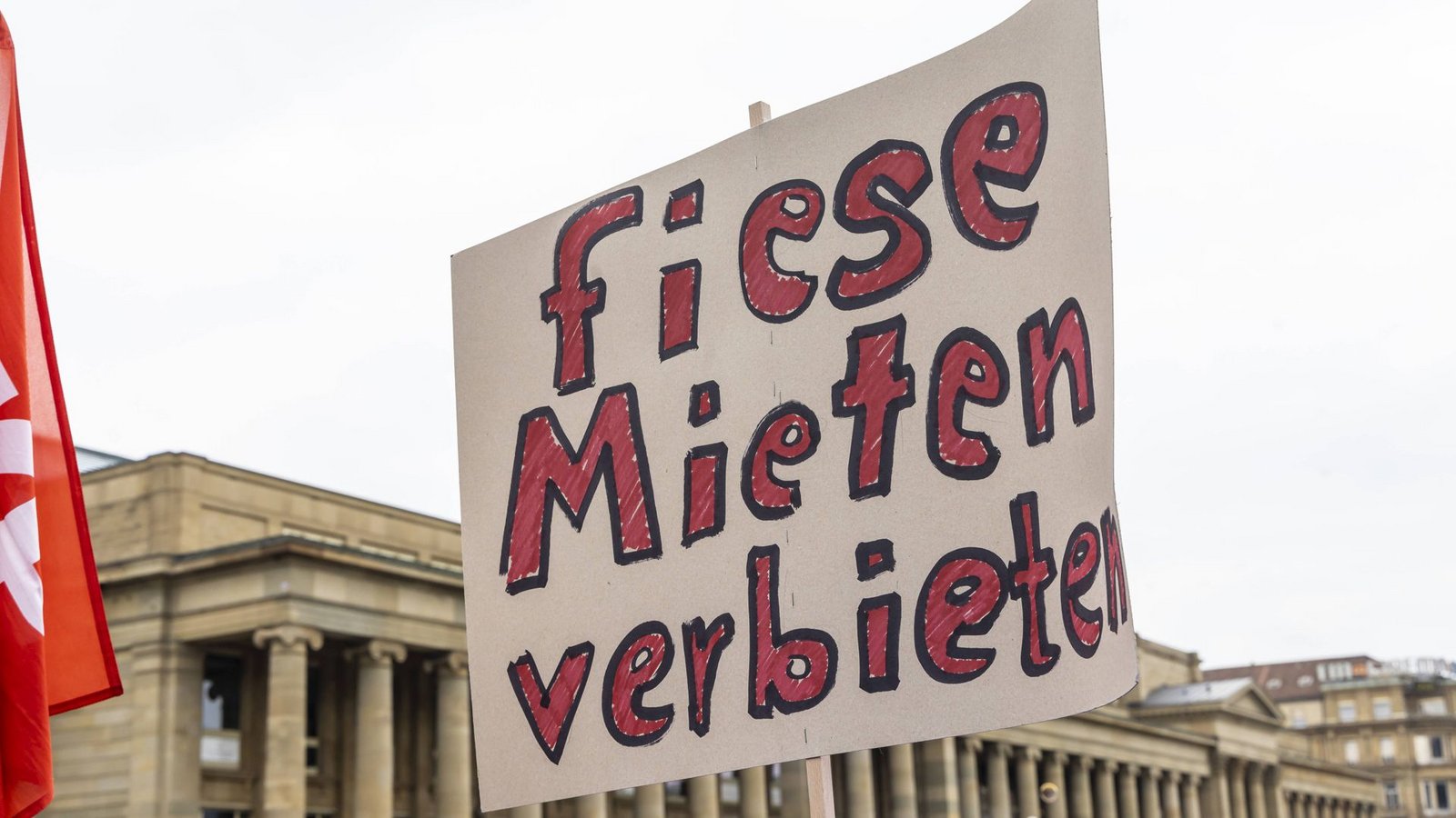 Ein Plakat bei einer Demonstration für bezahlbaren Wohnraum in Stuttgart. (Archivbild)Foto: imago images / Arnulf Hettrich/Arnulf Hettrich