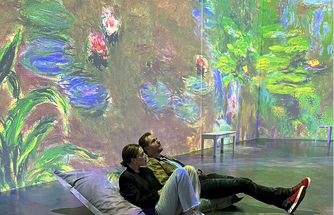 Auf Sitzsäcken liegend taucht man in Monets Malerei ein.<span class='image-autor'>Foto: Monets Garte/Alegria Konzert</span>